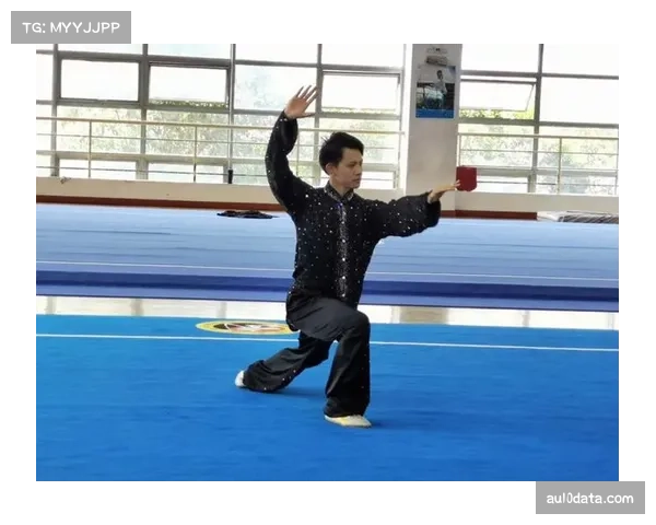 特写：38岁的米尔纳在训练结束后加练传中，备战可能的关键出场